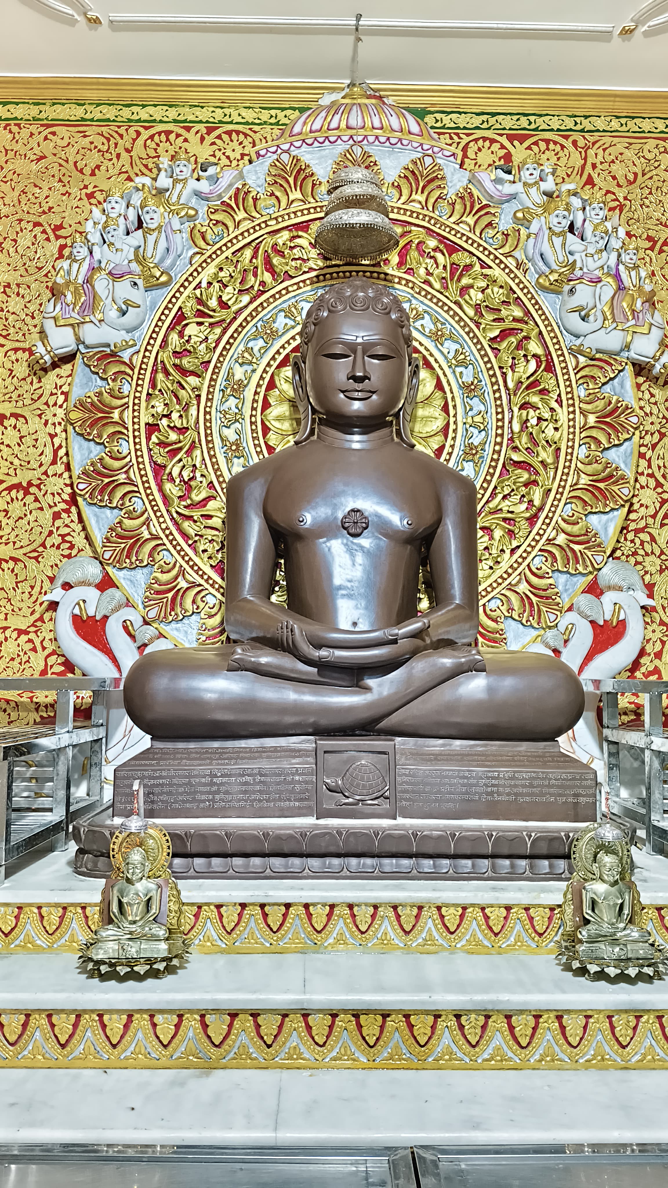 Sacred sanctum and idol of Munisuvrata Bhagwan