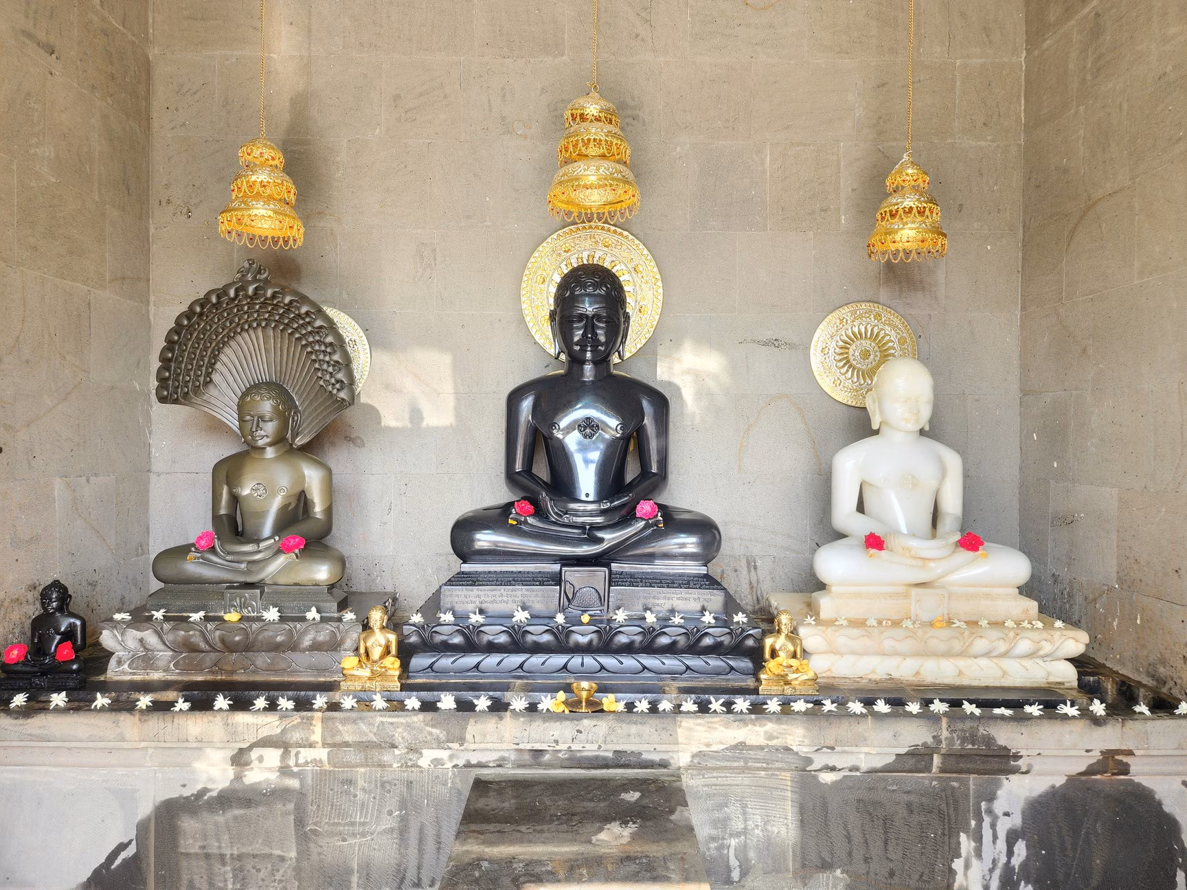 Shree 1008 Munisuvratnath Digamber Jain Mandir, Osade, Pune